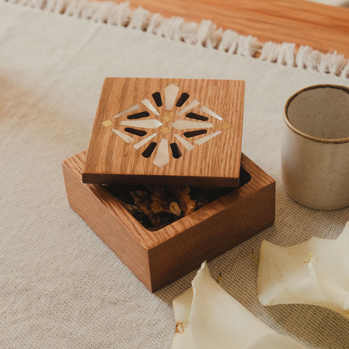 Lotus Box